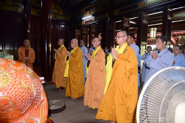 Tham quan và cúng dường chùa Linh Mụ, Huế